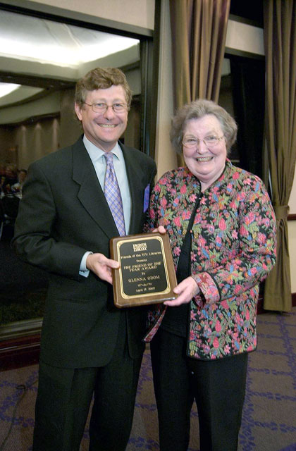2007 Friends banquet: Glenna Odom accepting Friend of the Year award.
